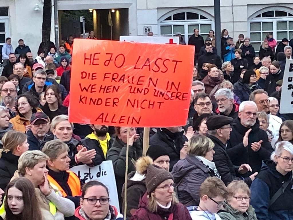 1.000 Zeitzer protestierten am Montag auf dem Altmarkt gegen die geplante Schließung von Geburtshilfe und Kinderstation im Zeitzer SRH-Klinikum. Sie hoffen auch auf Unterstützung von der Landesregierung.