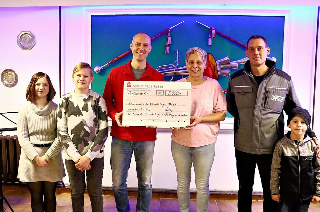 Einen Spendenscheck der Salzlandsparkasse übergibt Geschäftsstellenleiter Sven Gleisberg (3.v.l.) an Vereinsleiterin Jeannine Dahlke (Mitte). Mit dabei waren auch Nachwuchsmitglieder (links) und Christian Belling von der Energy Systems Schönebeck (2.v.r.).
