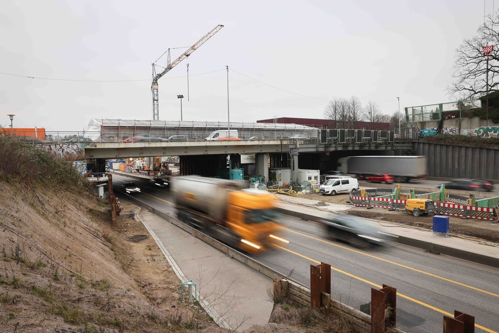 Der Verkehr fließt auf der Autobahn A7 unter der Brücke Behringstraße kurz vor dem Elbtunnel.