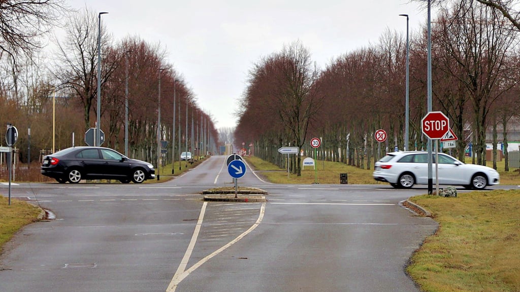 Die Kreuzung Ebendorfer Chaussee/Otto-von-Guericke-Allee im Technologiepark Ostfalen soll für den vierspurigen Verkehr ausgebaut werden.