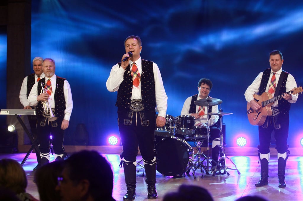 Die Südtiroler Musikgruppe Kastelruther Spatzen bei einem Auftritt on Österreich.