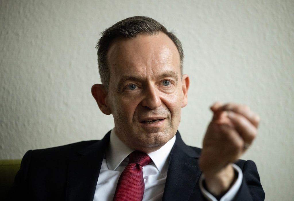 „Unser Vorschlag eröffnet E-Fuels-only-Fahrzeugen eine klare Entwicklungsperspektive, weshalb wir mit Nachdruck daran festhalten“: Bundesverkehrsminister Volker Wissing.