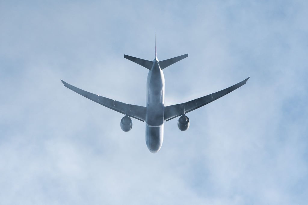 Ein Passagierflugzeug befindet sich im Landeanflug.