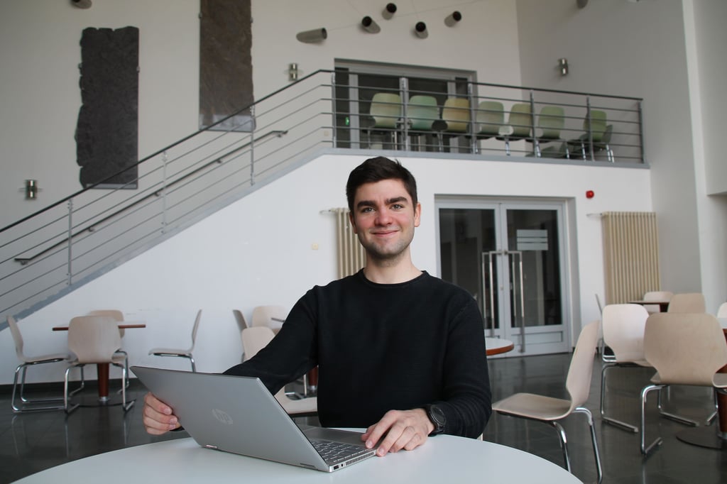 Bewertet bald die Projekte von anderen: Eric Oliver Schmidt im Cafe Einstein am Unicampus Halle