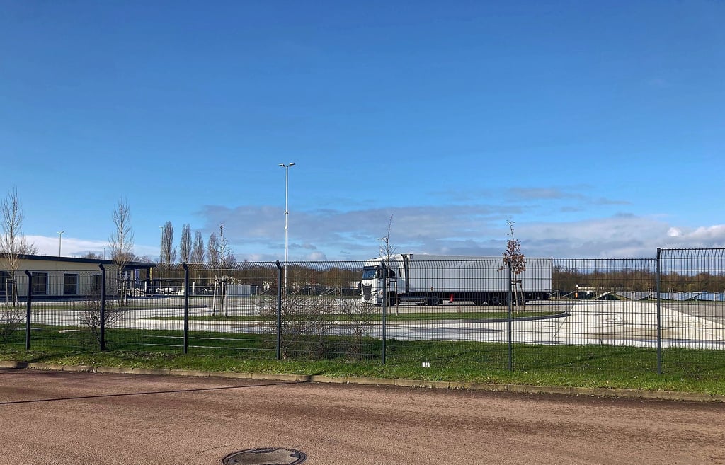 Der XXL-Sicherheitsparkplatz für Lkw in Vockerode an einem Morgen im März: Da geht noch was.