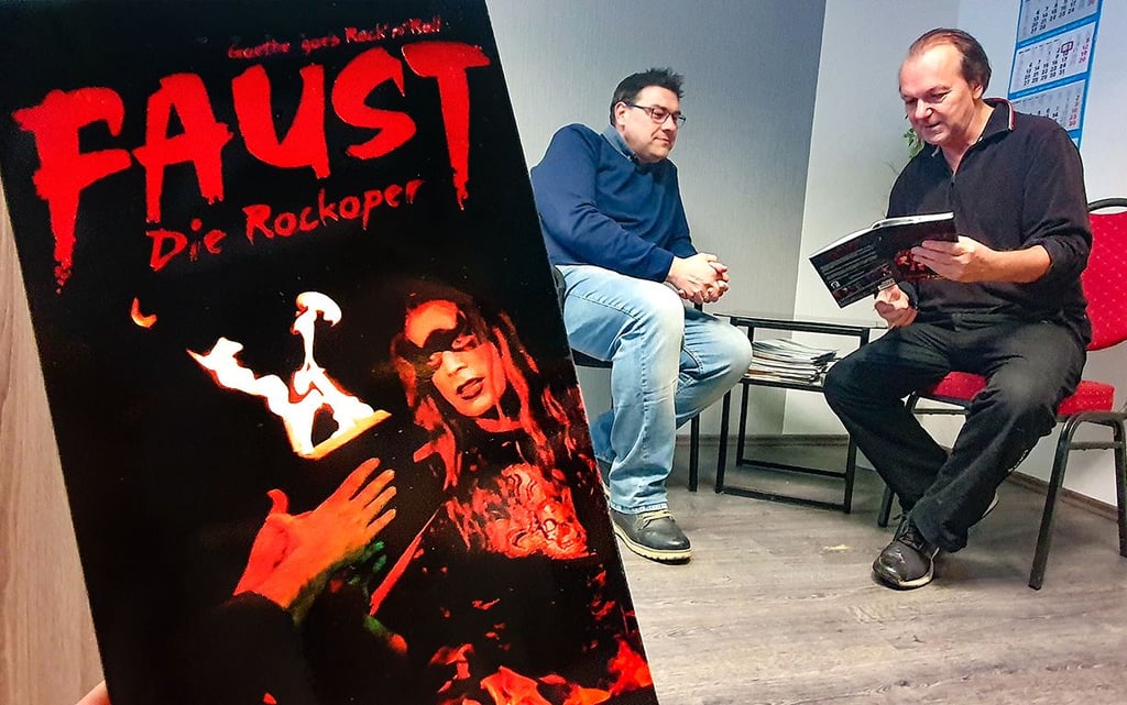 Von Rudolf Volz (r.) stammen Libretto, Musik und Inszenierung der Rockoper Faust. Die Deutsche Mediengesellschaft – im Bild Geshäftsführer Nicolas Maksimcev – hat die Aufführungsrechte übernommen.