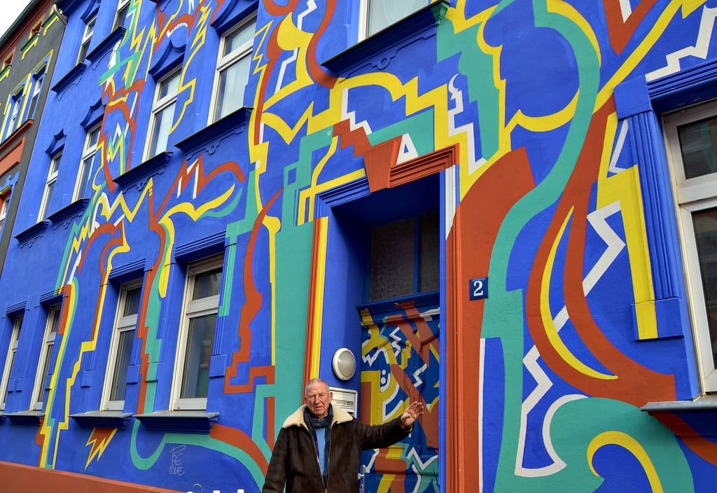 Eckhart W. Peters, Architekt und Stadtplaner (i. R.), in der bunten Otto-Richter-Straße in Magdeburg.