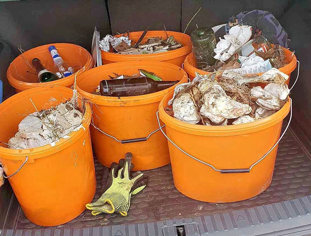 In der Feldflur fanden die Jäger vom Bauschutt, über Teppichboden bis zum Plastemüll so ziemlich alles.