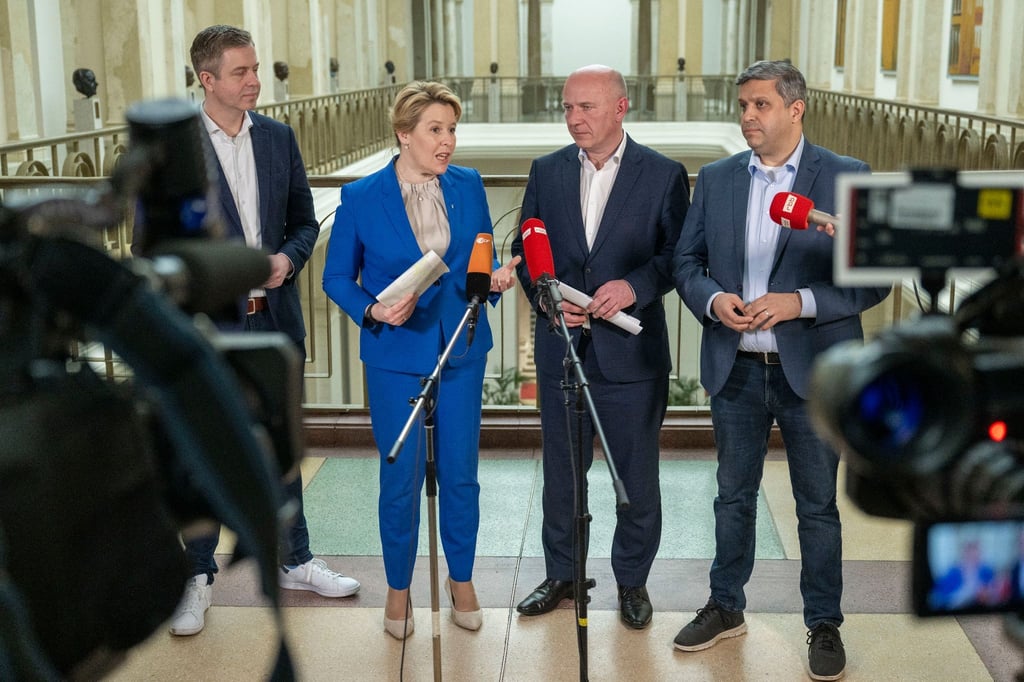 Stefan Evers (CDU, l-r), Generalsekretär, Franziska Giffey (SPD), Regierende Bürgermeisterin von Berlin, Kai Wegner (CDU), Vorsitzender, und Raed Saleh, Vorsitzender der SPD Berlin, geben nach den Koalitionsverhandlungen von CDU und SPD nach den Wahlen zum Berliner Abgeordnetenhaus ein Statement.