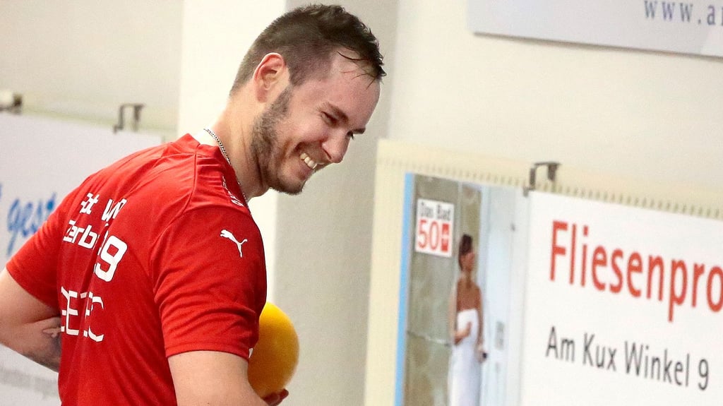 Robert Ernjesi ist zur Zeit in Topform. Der Ranglistenbeste der Bundesliga überzeugte einmal mehr mit fantastischen 714 Kegeln. Da freute sich auch sein Trainer Wolfgang Lutz, mit dem er hier abklatscht.