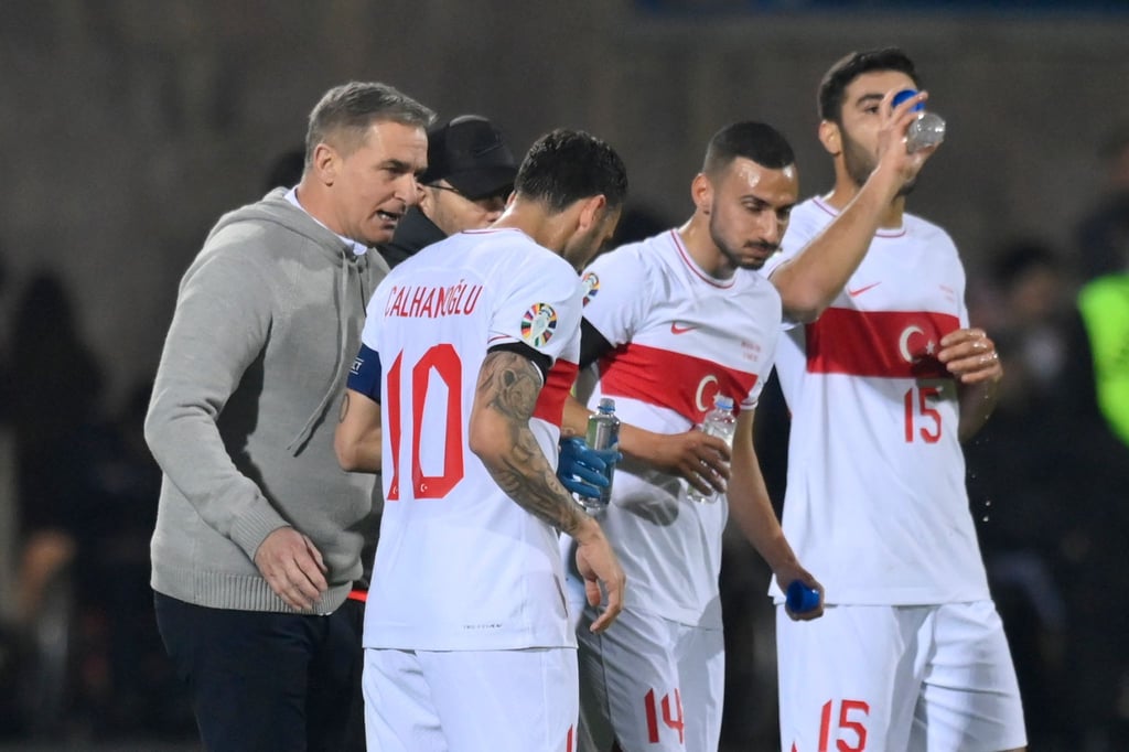 Der türkische Cheftrainer Stefan Kuntz (l) und sein Team besiegten Armenien mit 2:1.