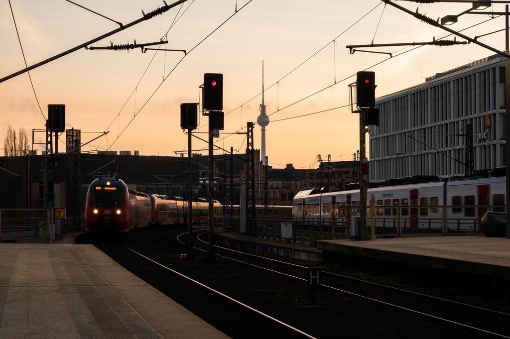 Züge fahren fahren über die Humboldthafenbrücke in den Berliner Hauptbahnhof.