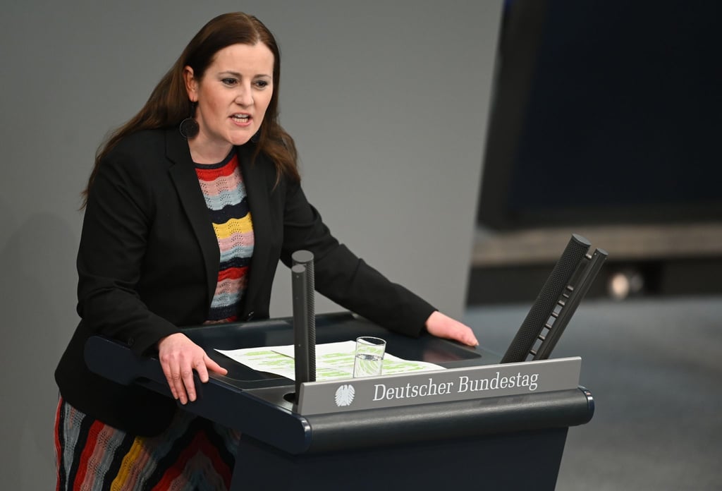 Linken-Vorsitzende Janine Wissler spricht sich gegen schulische Hausaufgaben aus.