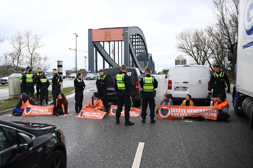 Klimaaktivisten der Bewegung Letzte Generation blockieren die Elbbrücken stadteinwärts.