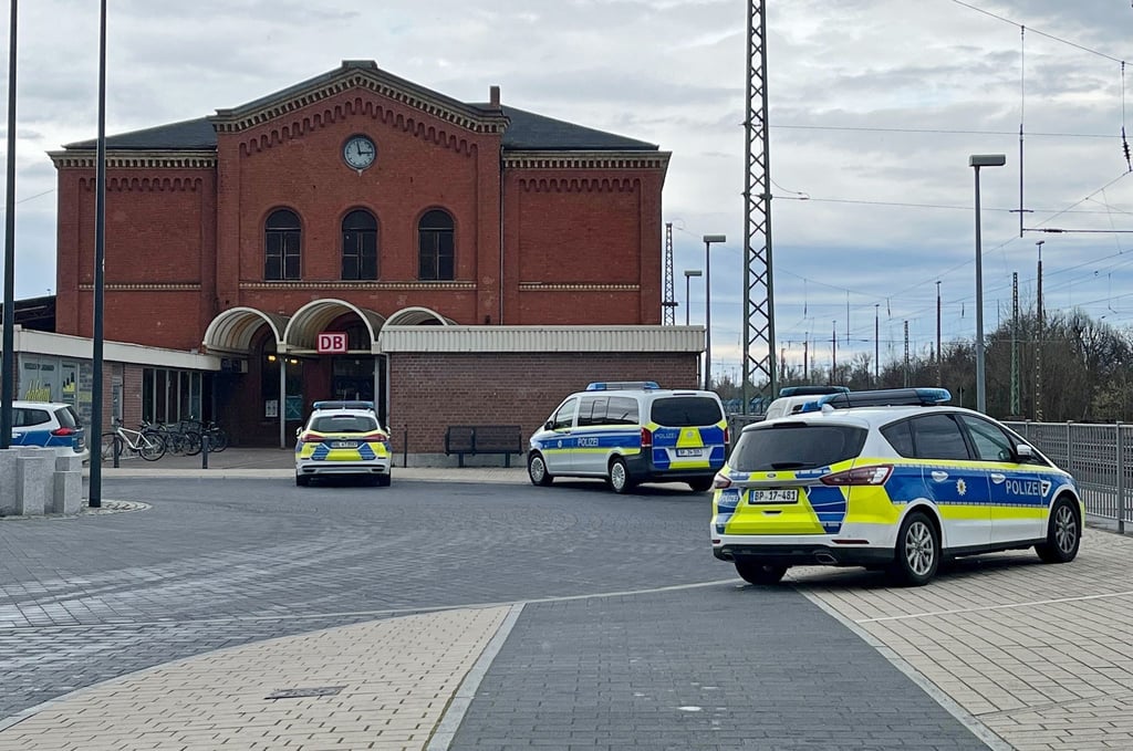 Polizeifahrzeuge stehen vor dem Bahnhof in Guben.