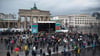 Zum Auftakt des "Berlin Climate Aid" Konzert hatten sich nur wenige Menschen am Brandenburger Tor eingefunden.