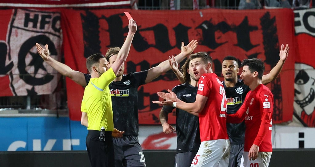 Sören Reddemann sieht die Rote Karte von Schiedsrichter Michael Bacher und kann es nicht glauben.