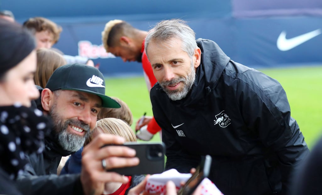 RB-Trainer Marco Rose nimmt sich Zeit für ein Foto der Fans.