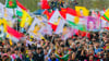 Ein Fahnenmeer bei der zentralen Feier zum kurdischen Neujahrsfest „Newroz“ in Frankfurt.