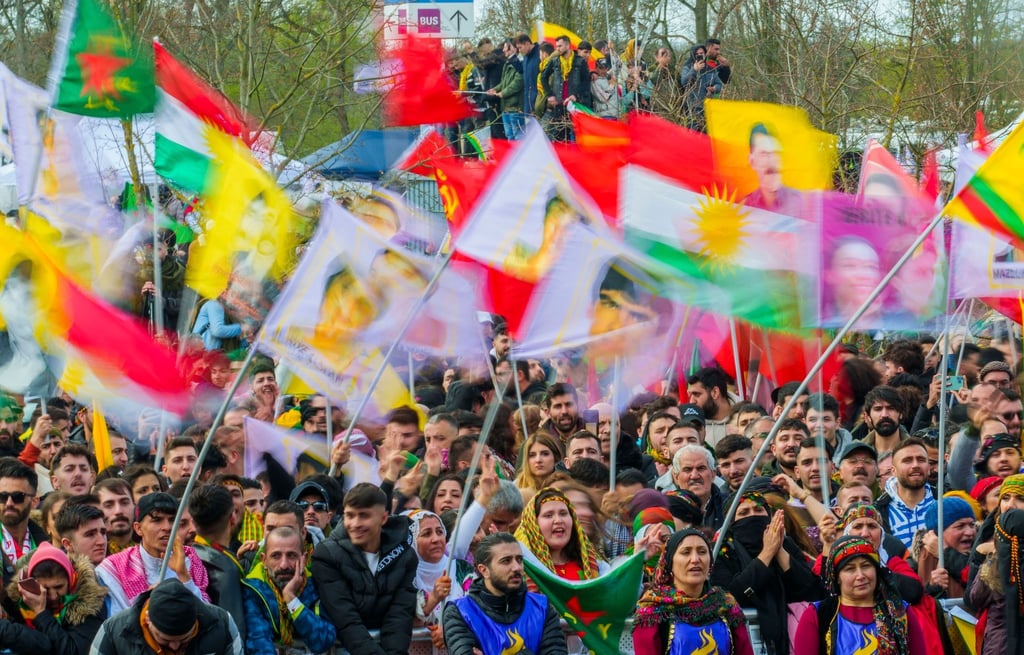 Ein Fahnenmeer bei der zentralen Feier zum kurdischen Neujahrsfest „Newroz“ in Frankfurt.