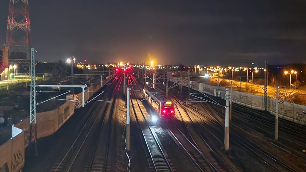 Der Zug steht nahe der Dieselbrücke in Halle.