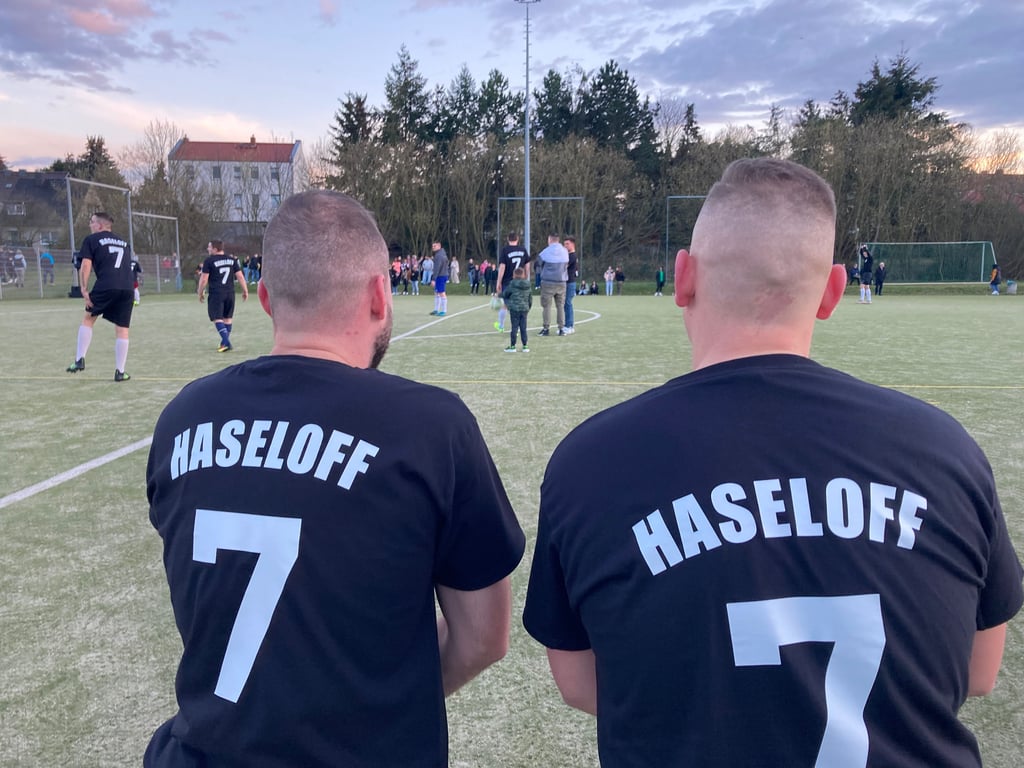 In Gedenken an den verstorbenen Freund ist für das Benefizspiel in Burg bei Magdeburg ein eigenes Trikot erstellt worden.