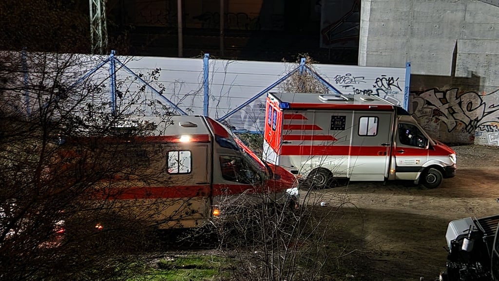 Die zwei Verletzten wurden in Rettungswagen abtransportiert.