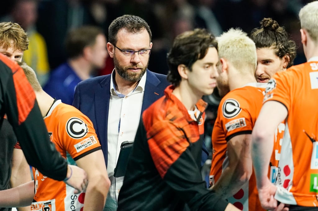 Berlins Trainer Cedric Enard steht zwischen Spielern.