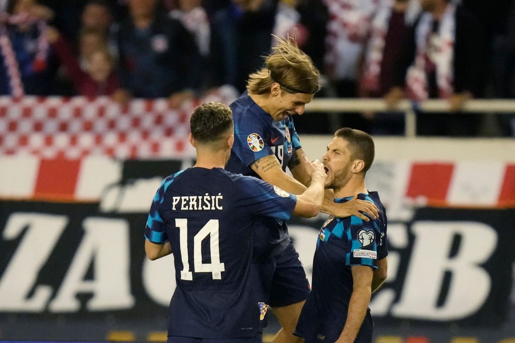 Der kroatische Nationalspieler Andrej Kramaric (r) jubelt nach seinem Treffer.