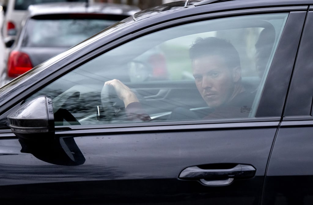 Trainer Julian Nagelsmann verlässt das Vereinsgelände an der Säbener Straße.