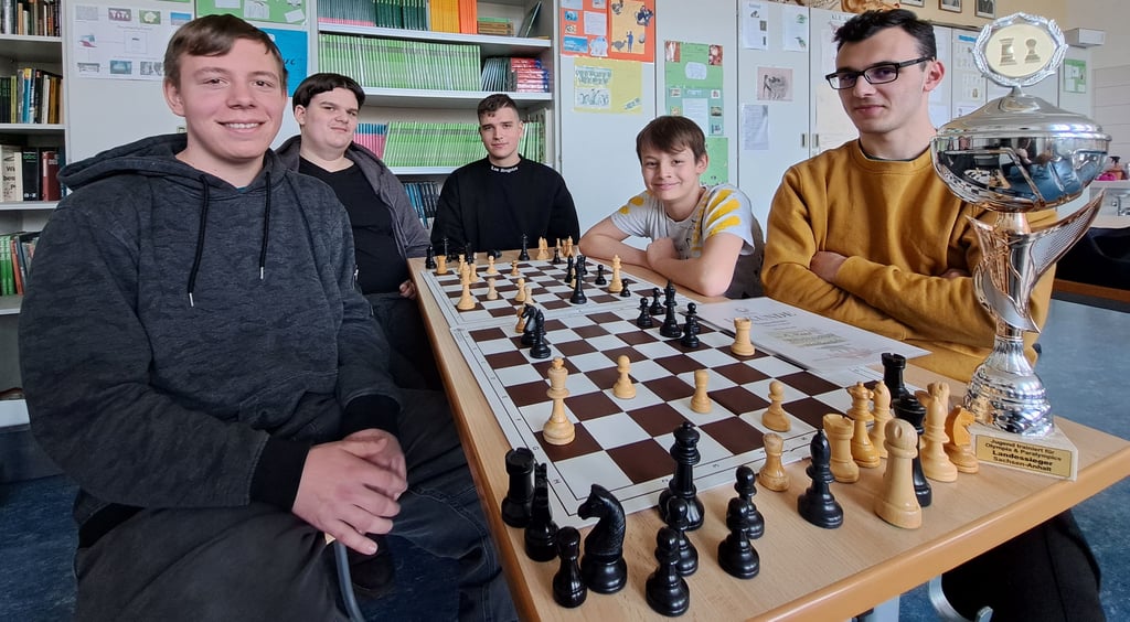 Die Schachspieler Tino (10. Klasse, l.), Philipp (9. Klasse), Kaya (10. Klasse), Piet (6. Klasse) und Elias (10. Klasse) von der Beuditzschule sind Landessieger im Bereich der Sekundarschulen geworden. Ob sie zum Bundesfinale nach Kassel fahren, das steht noch nicht fest