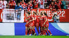 Die Spielerinnen vom FC Bayern München jubeln mit Torschützin Georgia Stanway (l) über den Treffer zum 1:0.