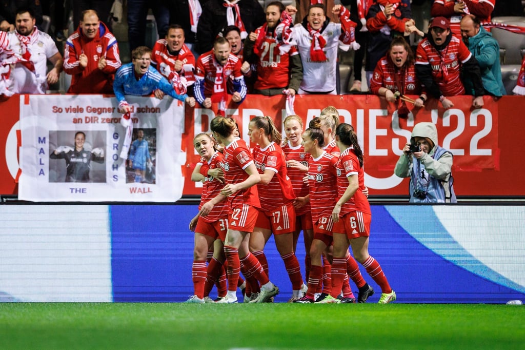 Die Spielerinnen vom FC Bayern München jubeln mit Torschützin Georgia Stanway (l) über den Treffer zum 1:0.