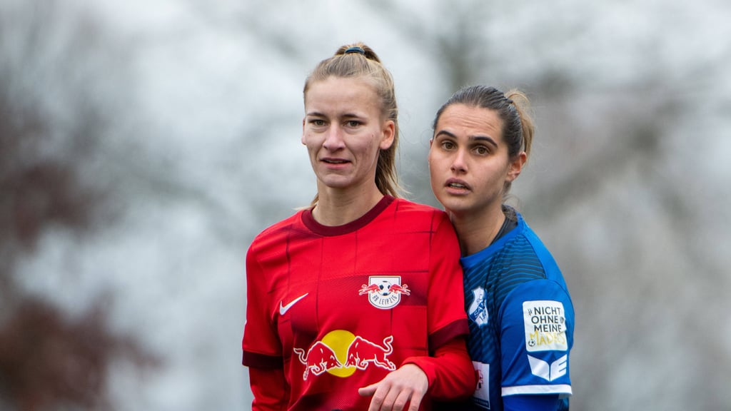 RB-Stürmerin Marlene Müller (l.) im Spiel gegen den SC Sand.