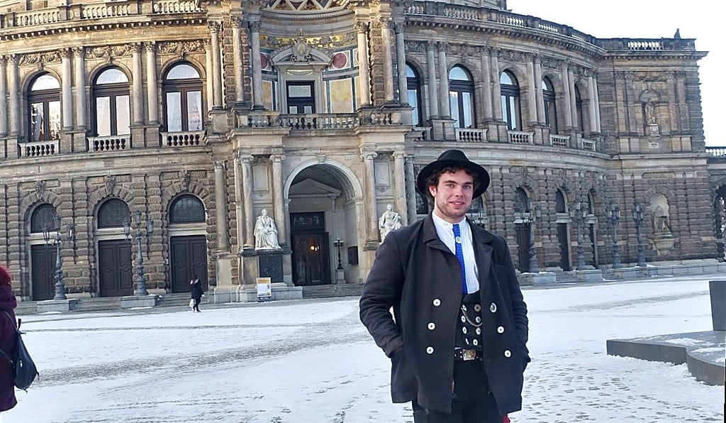 Während seiner Walz hat Philipp Maaß auch Dresden besucht, hier mit der Semperoper im Rücken.