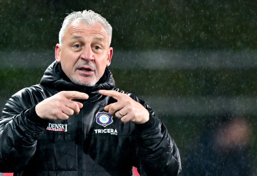 Aues Trainer Pavel Dotchev zeigt einen Wechsel an. en“)
