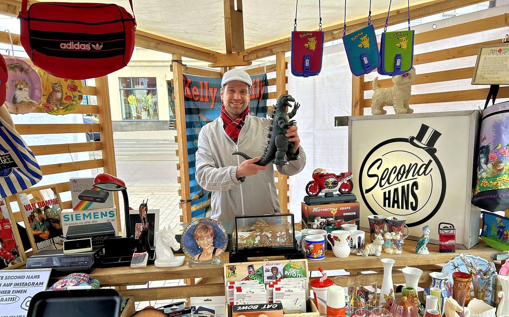Bei dem Stand „Second Hans“ finden sich Tassen, kleine und große Figuren sowie Taschen und Stühle. Bei genauerem Hinsehen entdeckt man, dass kleine Katzen ein häufiges Motiv auf den Gegenständen sind.