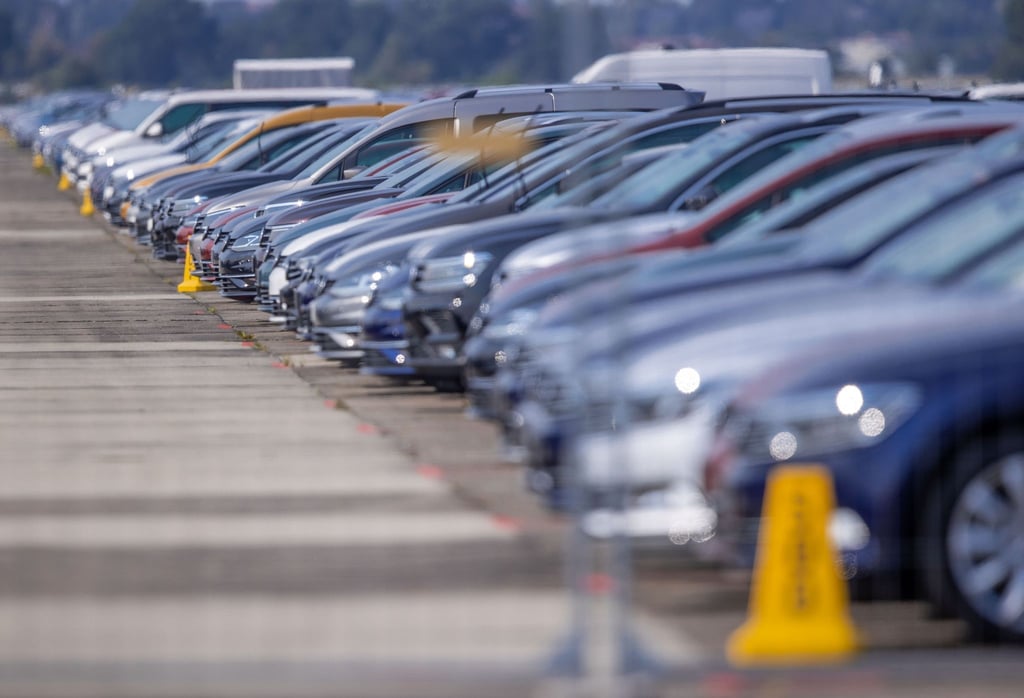 Die Beliebtheit von Benzinern steigt laut einer Umfrage wieder - die von Hybridautos und reinen Elektrofahrzeugen sinkt allerdings.