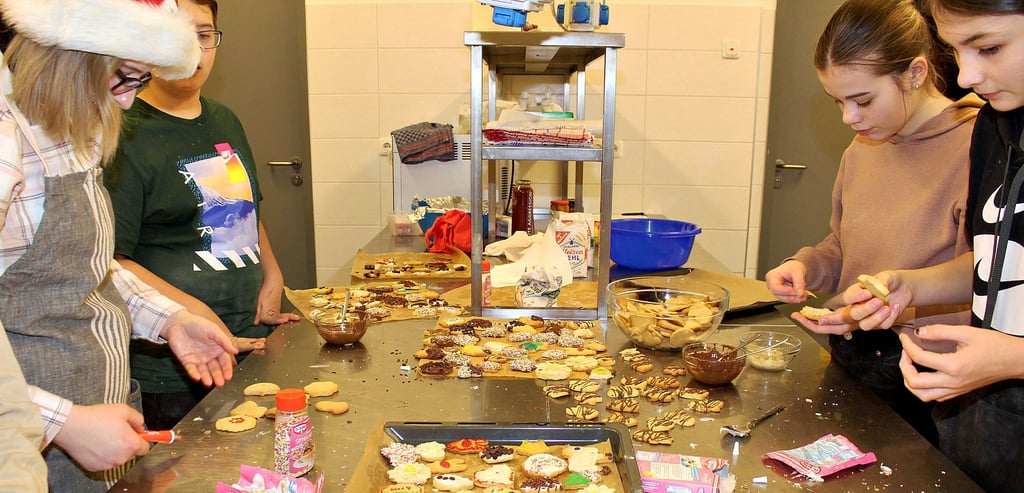 Die Weihnachtswerkstatt in der Küche der Prokon-Halle erfreute sich bei den Kindern und Jugendlichen großer Beliebtheit. Gleich nebenan konnte außerdem gebastelt werden. Das Projekt war ein Gemeinschaftswerk mit dem Freiwilligenbüro „aktive hohe börde“.