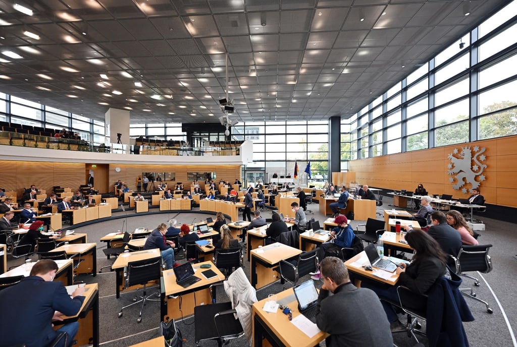 Abgeordnete sitzen im Plenarsaal des Thüringer Landtags.