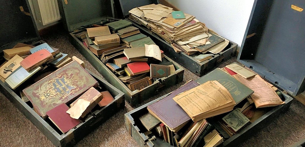 In alten Munitionskisten verwahrt wurden die Bücher, die nun systematisch erfasst und auf ihre Herkunft untersucht werden.