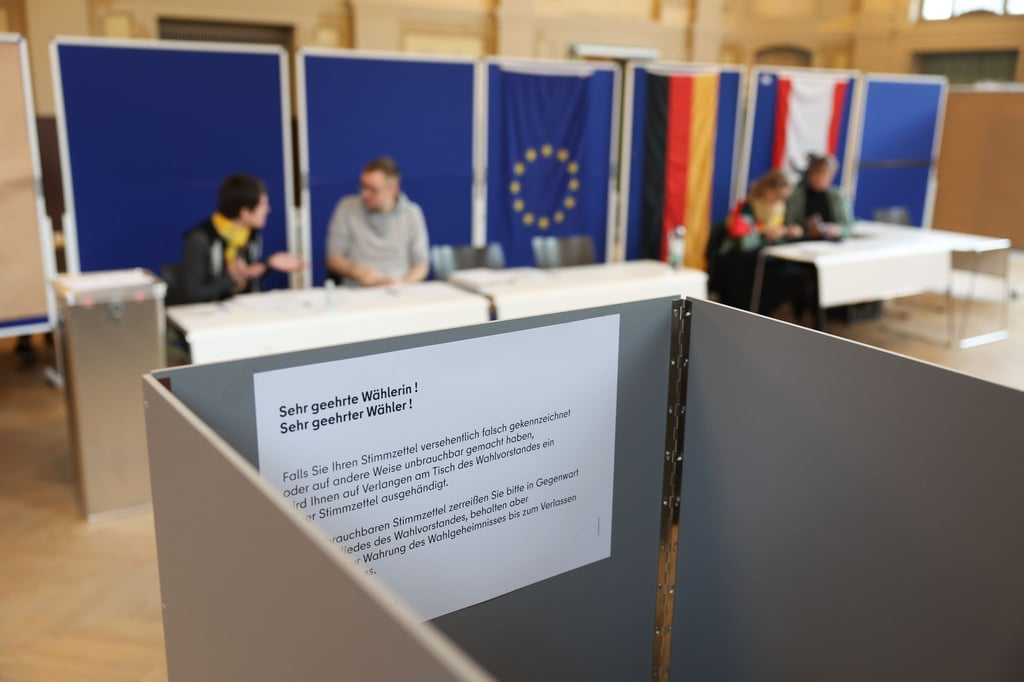 Blick in ein Wahllokal im Bildungs- und Kulturzentrum Peter Edel in Berlin-Weissensee.