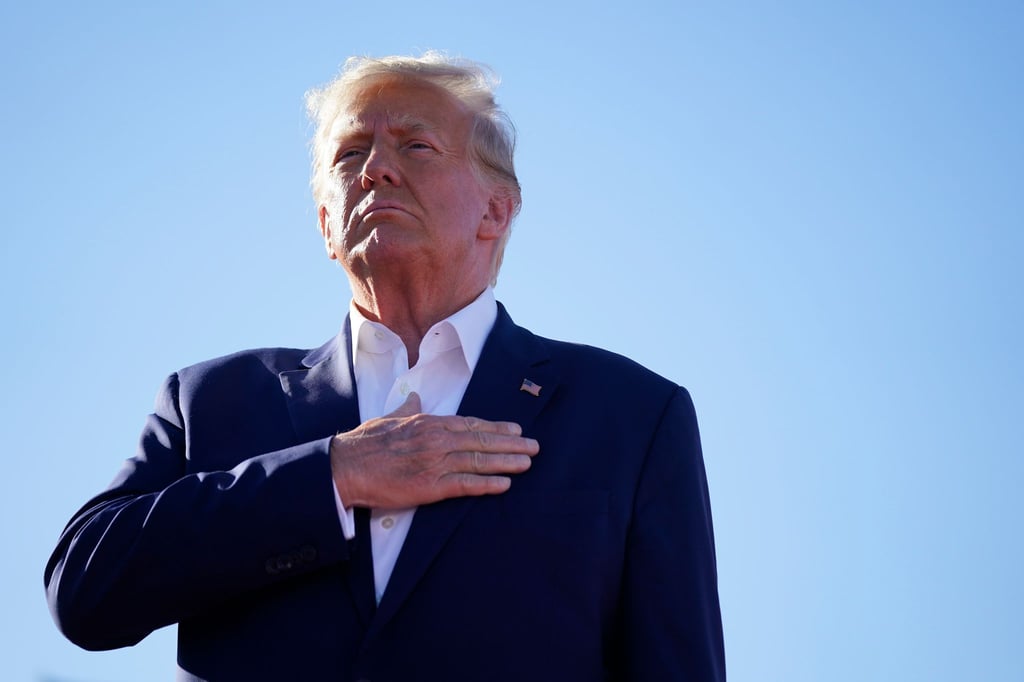 Der ehemalige US-Präsident Donald Trump steht bei der Nationalhymne bei einer Wahlkampfveranstaltung auf dem Waco Regional Airport in Texas.
