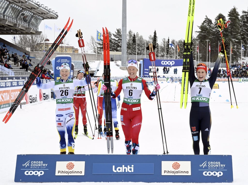Katharina Hennig (r) freute sich in Lahti über ihren dritten Platz.