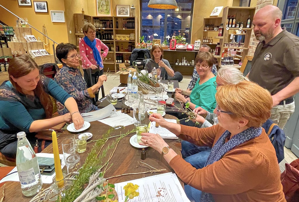 Wohl bekommt’s: Die Nabu-Ortsgruppe veranstaltete in Loburgs Brennerei ein Seminar zur Knospentherapie mit Sabine Priezel (am Kopfende des Tisches).