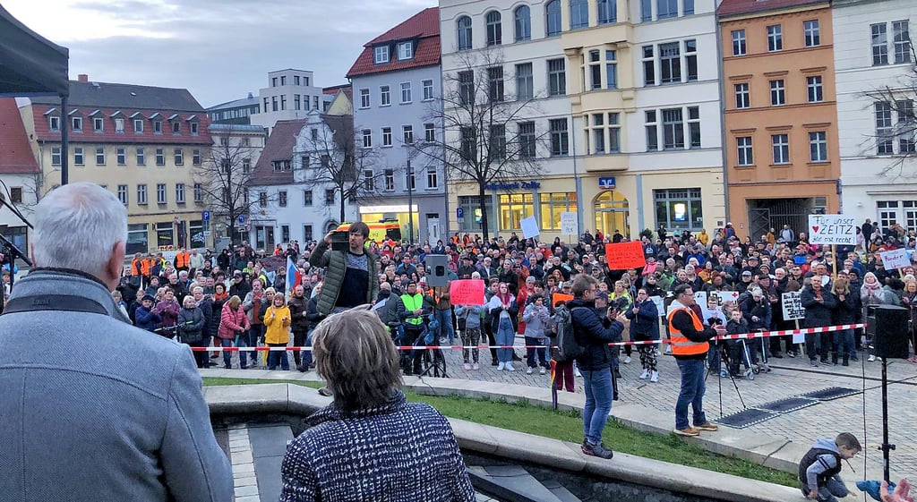 Hunderte Zeitzer kamen zu den beiden Protestkundgebungen auf den Altmarkt, um zu fordern, dass Geburtshilfe und Kinderstation im Zeitzer SRH-Klinikum erhalten bleiben müssen.