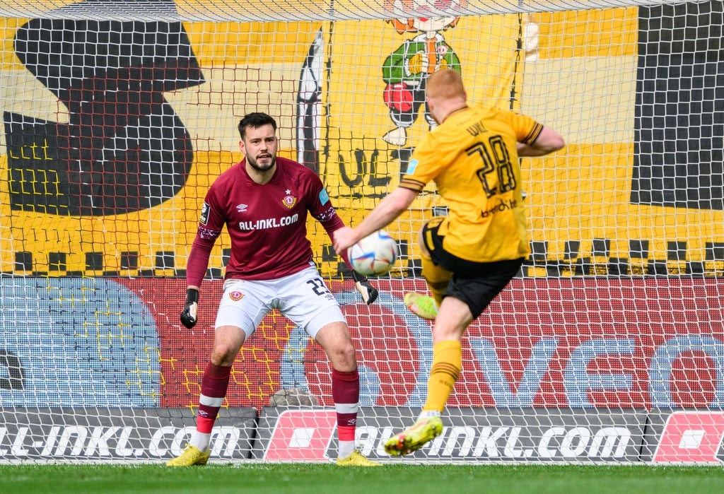 Dynamos Paul Will (r) erzielt gegen Torwart Stefan Drljaca ein Eigentor zum 0:1.