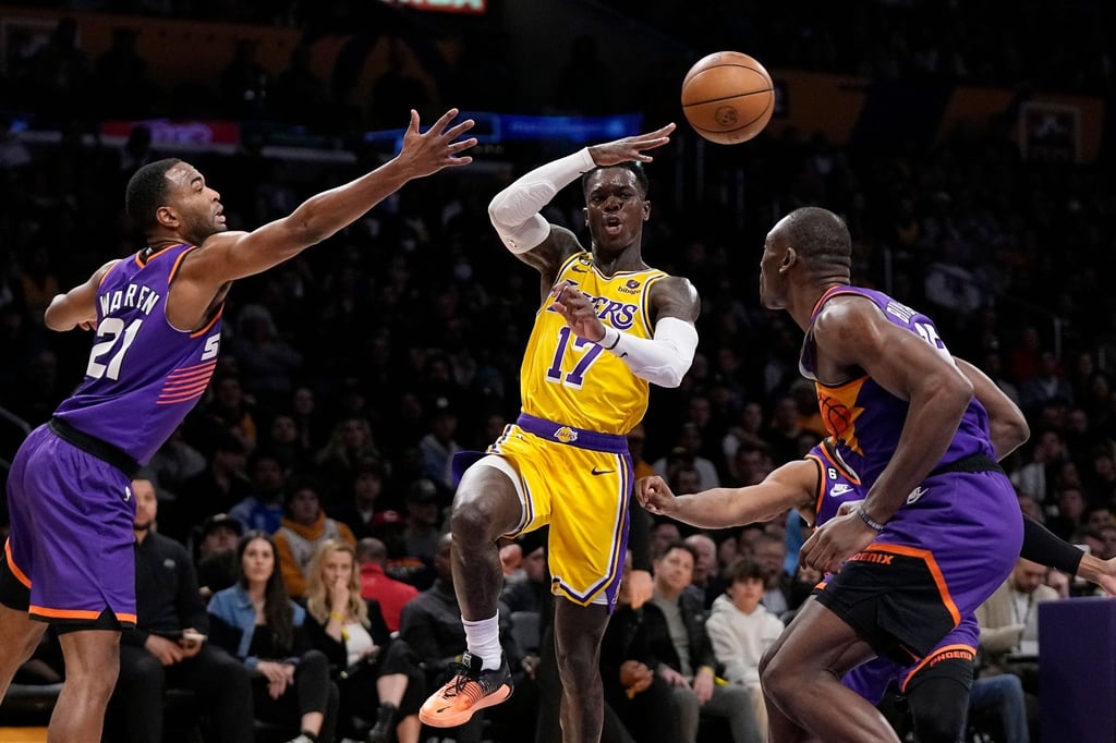 Dennis Schröder (M) feierte mit den Los Angeles Lakers einen Sieg gegen die Phoenix Suns.