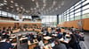 Abgeordnete sitzen im Plenarsaal des Thüringer Landtags.