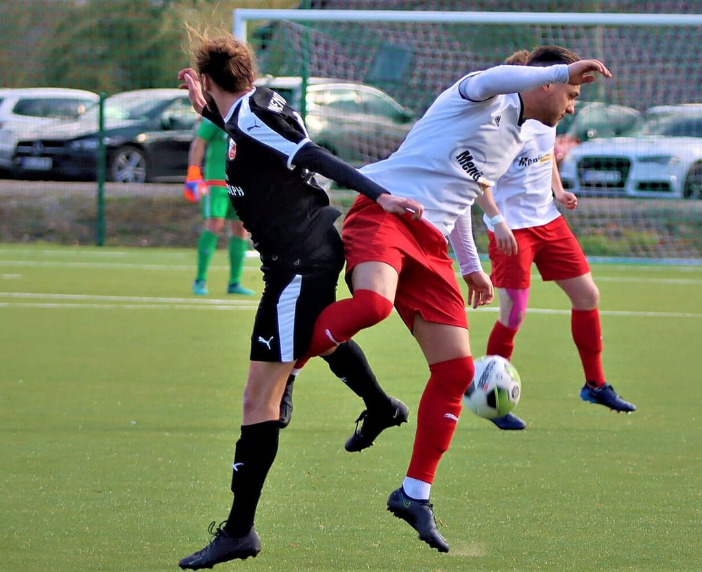 Stanislav Rayko (weiß) und Emseloh gewannen gegen Gerson Sachs und den BSV Halle-Ammendorf knapp mit 2:1 Toren.